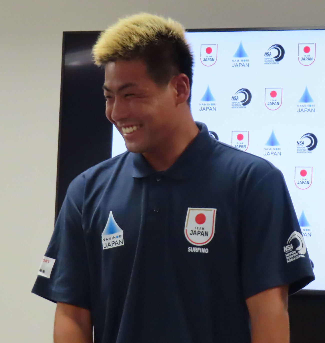 記者会見で笑顔を見せる稲葉玲王（撮影・村山玄）