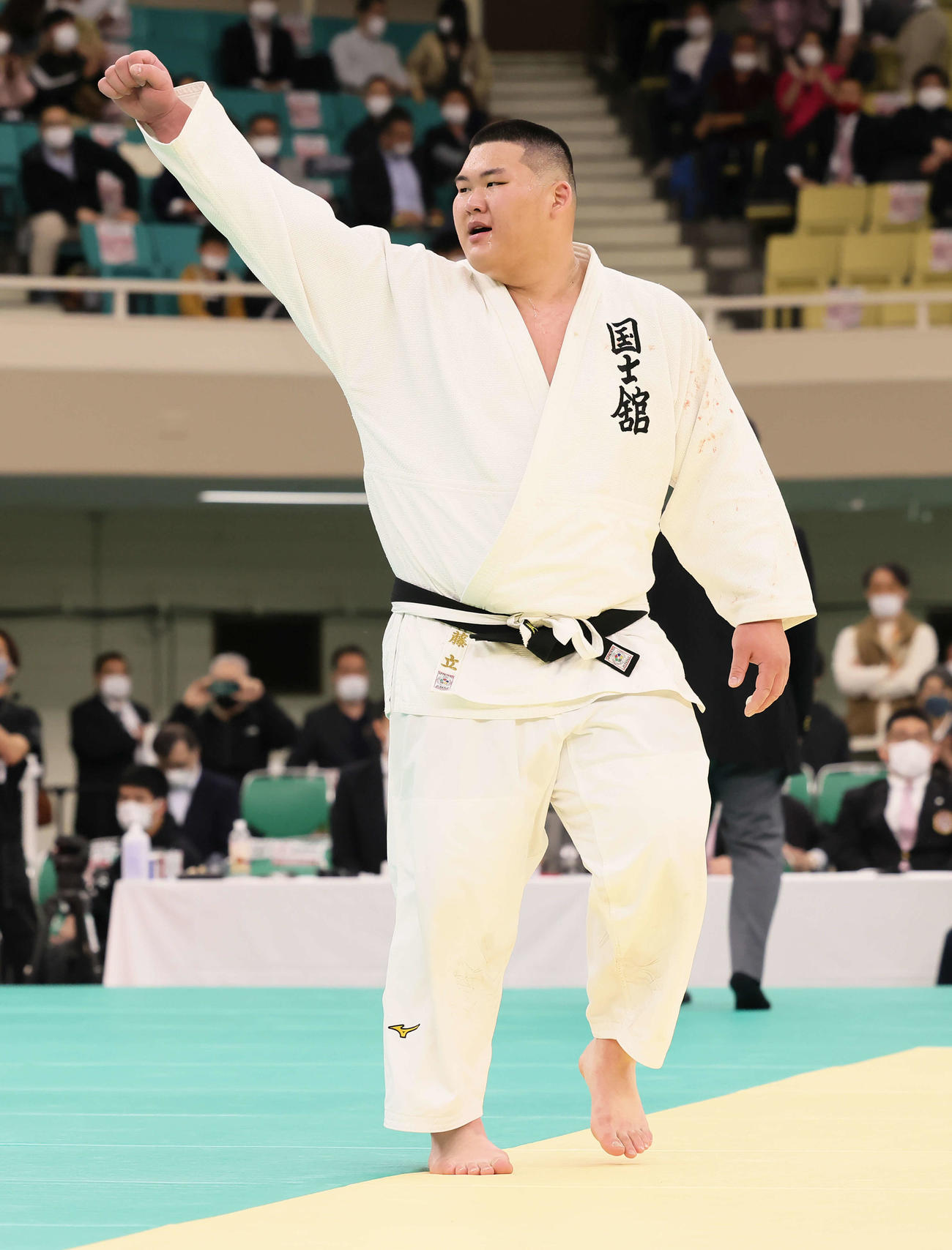 全日本選手権で初優勝してガッツポーズする斉藤（2022年4月）