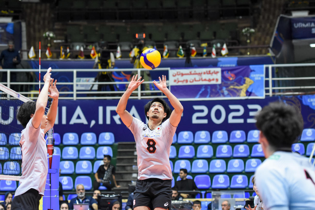 トスを上げる関田誠大（C）AVC