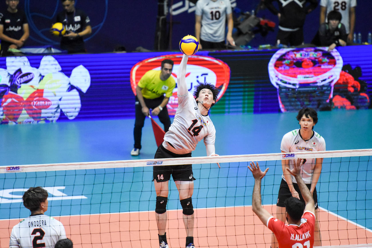 スパイクを放つ石川祐希（C）AVC