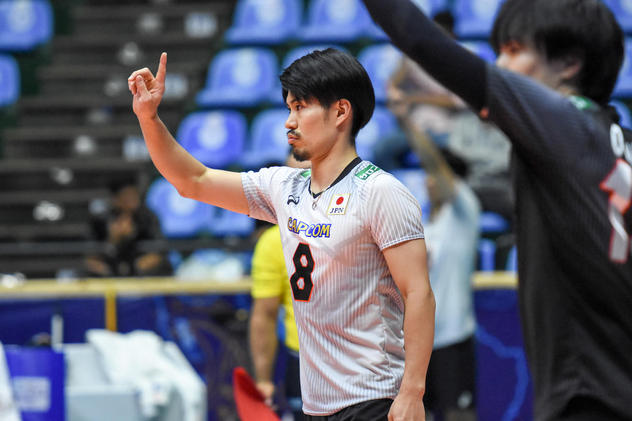 ポーズを取る関田誠大（C）AVC