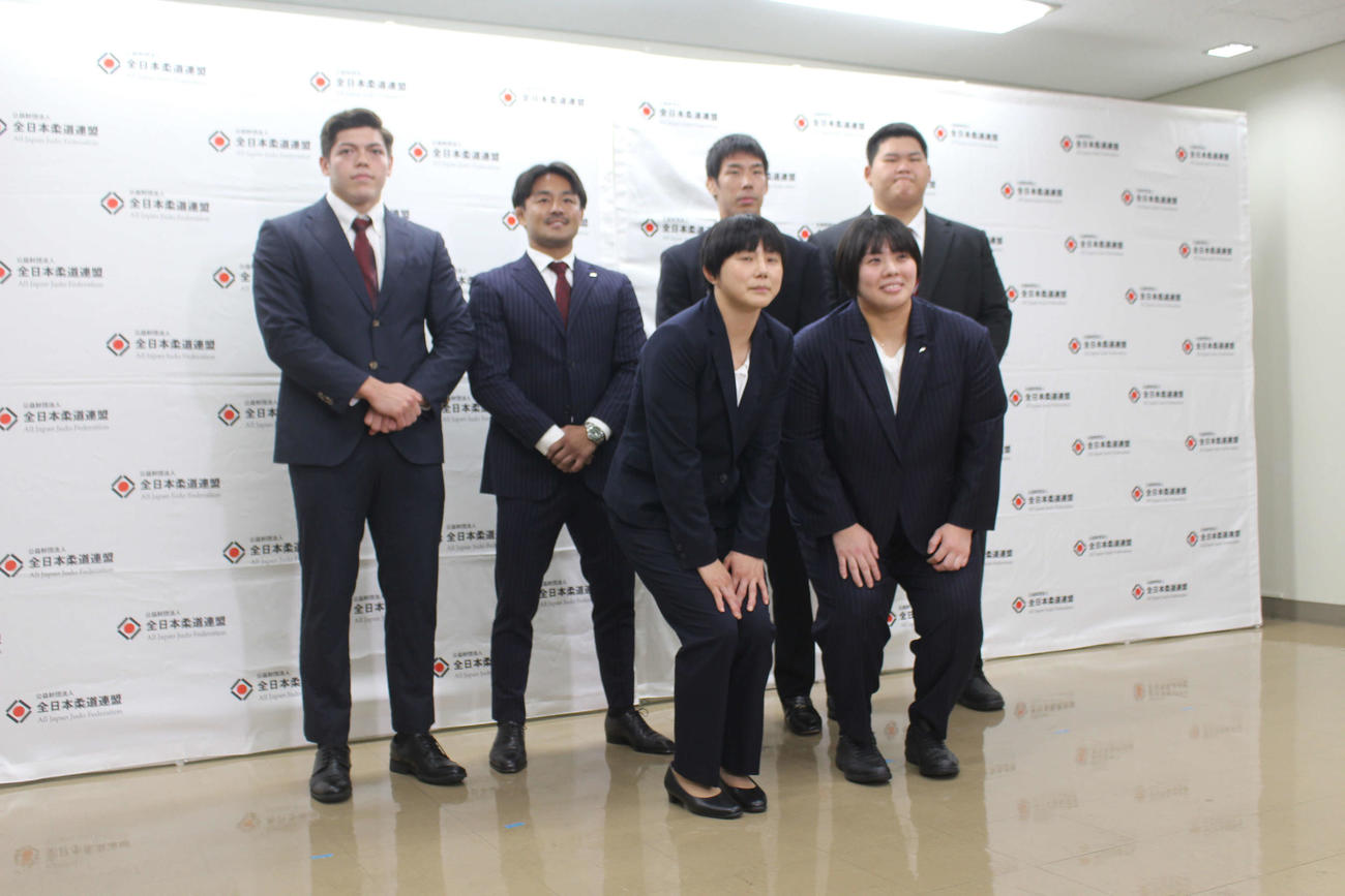 パリ五輪の代表に内定した選手。後列左から村尾、橋本、永瀬、斉藤、前列左から舟久保、素根