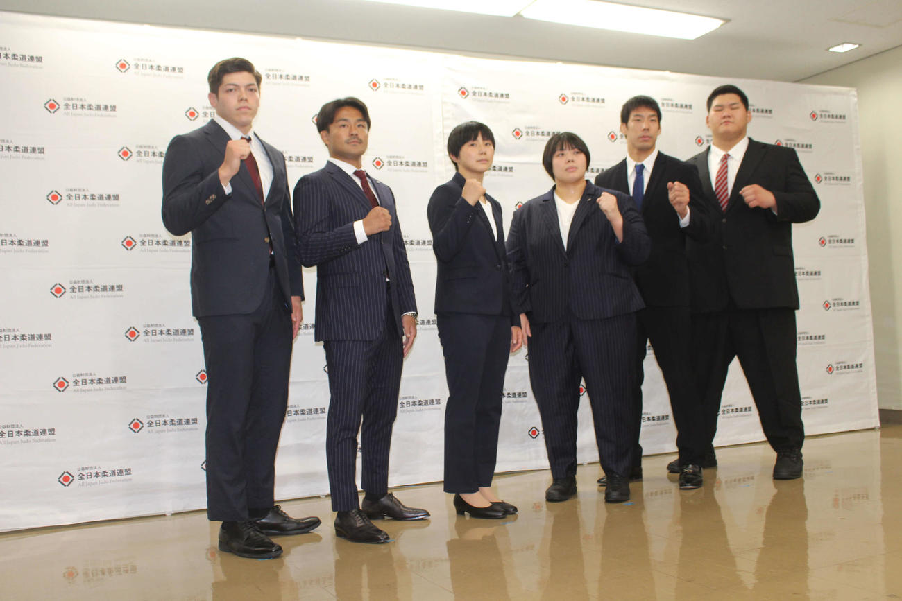 パリ五輪の代表に内定した選手。村尾、橋本、舟久保、素根、永瀬、斉藤（左から）