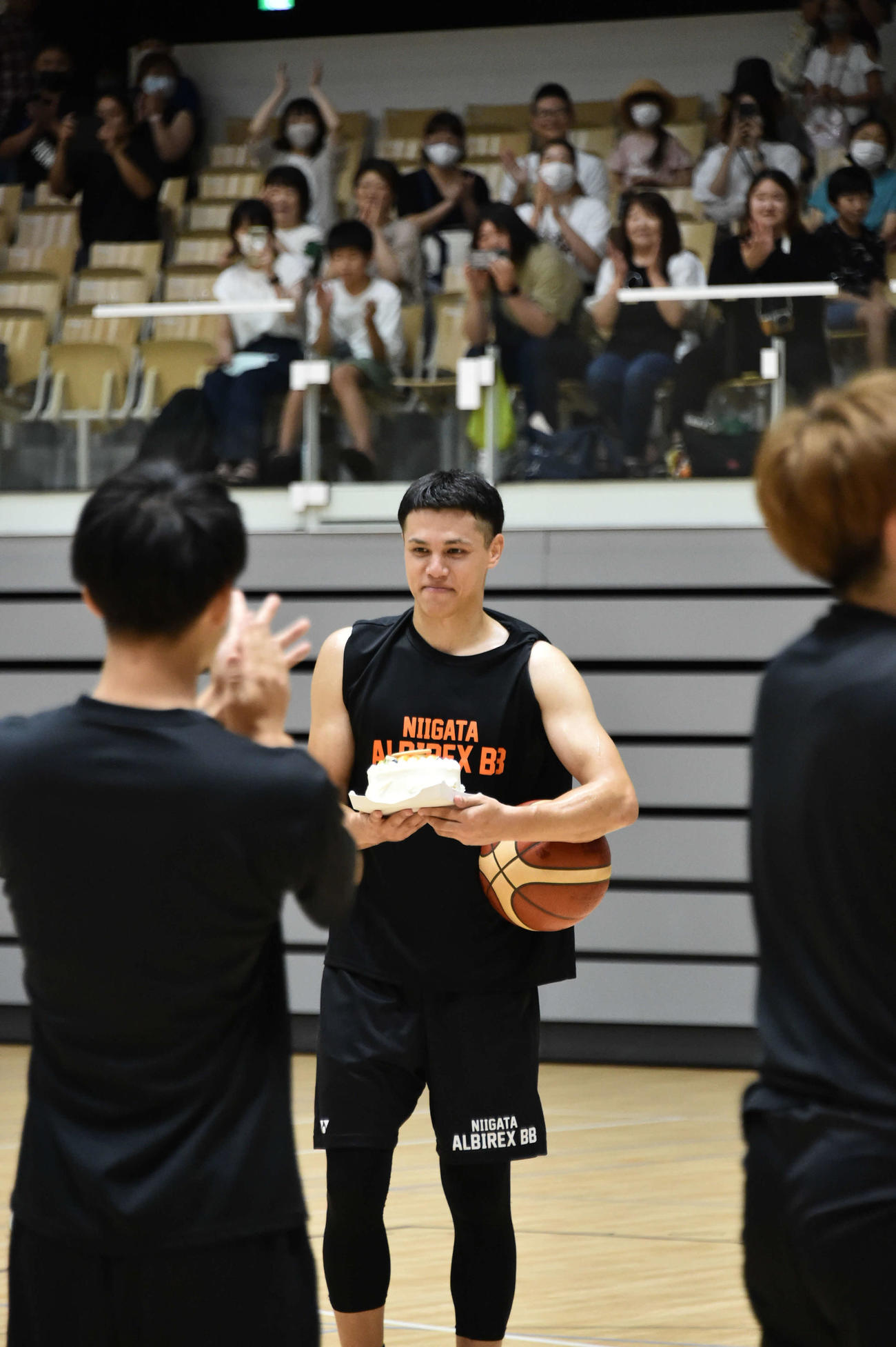 32歳の誕生日を迎えた田中は、練習後にケーキをプレゼントされ、照れ笑い