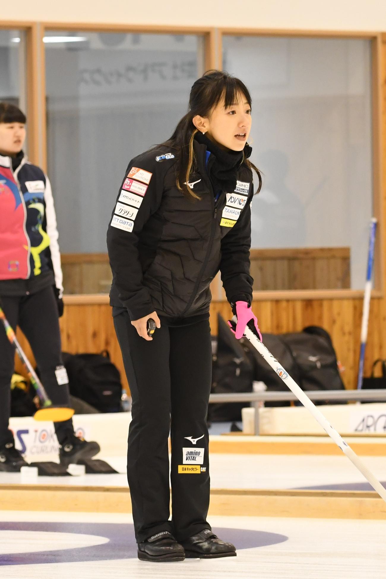 札幌国際大戦でストップウオッチを手に声を出して指示するロコ・ソラーレの藤沢五月（撮影・石井翔太）