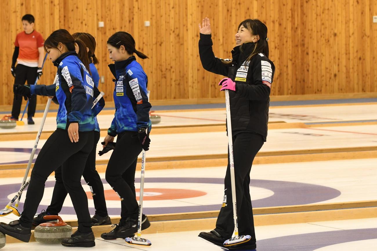 札幌国際大戦を勝利し、観客席に向かって手を振るロコ・ソラーレの藤沢五月（撮影・石井翔太）
