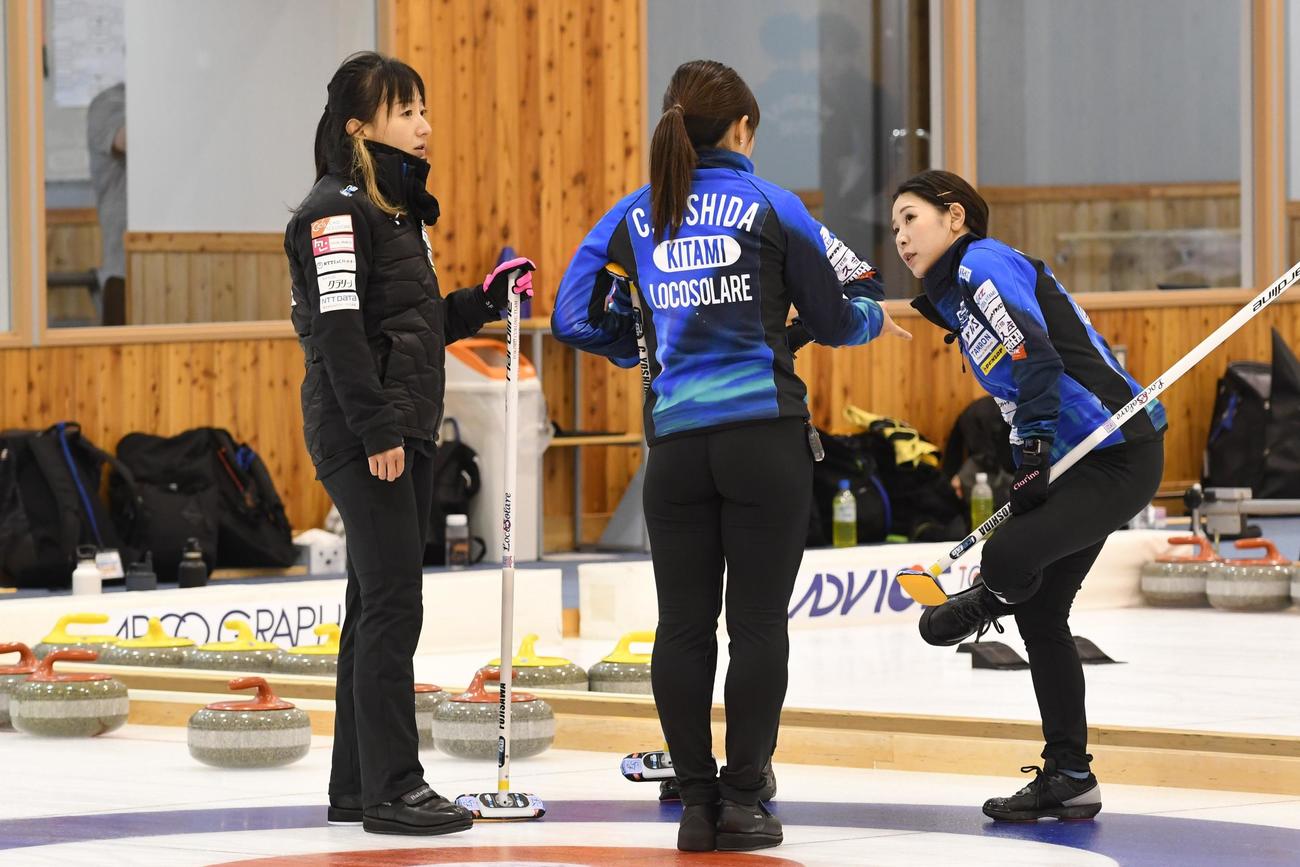 札幌国際大戦第1エンドが終了し、メンバーと話すロコ・ソラーレの藤沢五月（左）（撮影・石井翔太）