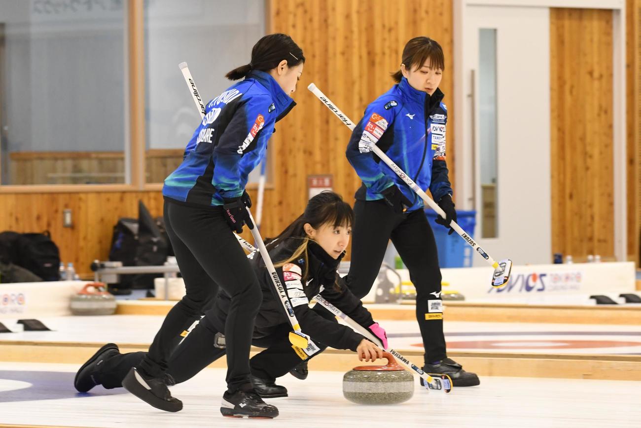 札幌国際大戦第1エンドでストーンを投じるロコ・ソラーレの藤沢五月（撮影・石井翔太）