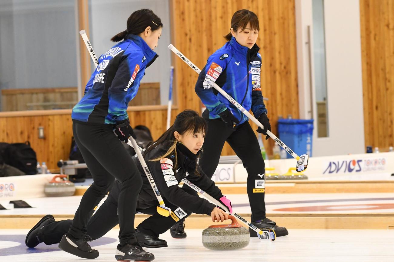 札幌国際大戦第1エンドでストーンを投じるロコ・ソラーレの藤沢五月（撮影・石井翔太）