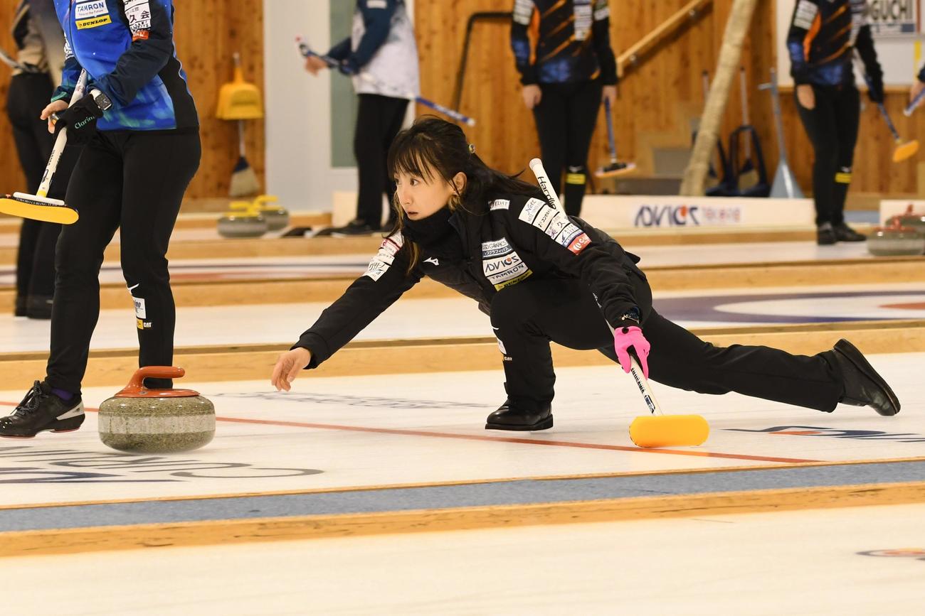 札幌国際大戦の試合前、練習するロコ・ソラーレの藤沢五月（撮影・石井翔太）