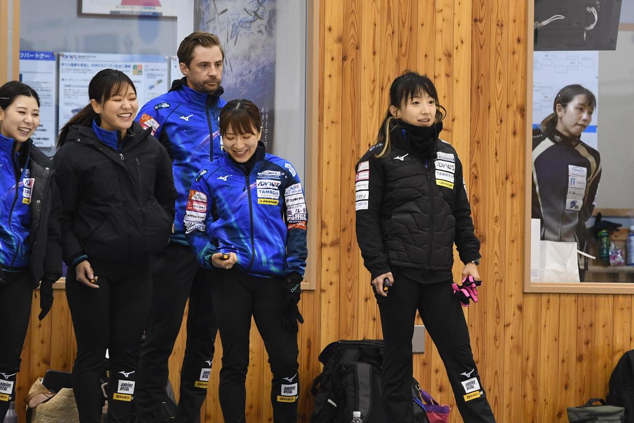 札幌国際大戦前、同大の練習を見るロコ・ソラーレの藤沢五月（撮影・石井翔太）