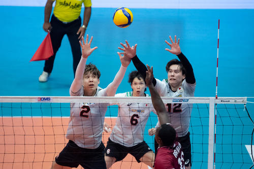 ブロックする小野寺太志(左)と高橋藍、中央は山内晶大コピーライトAVC