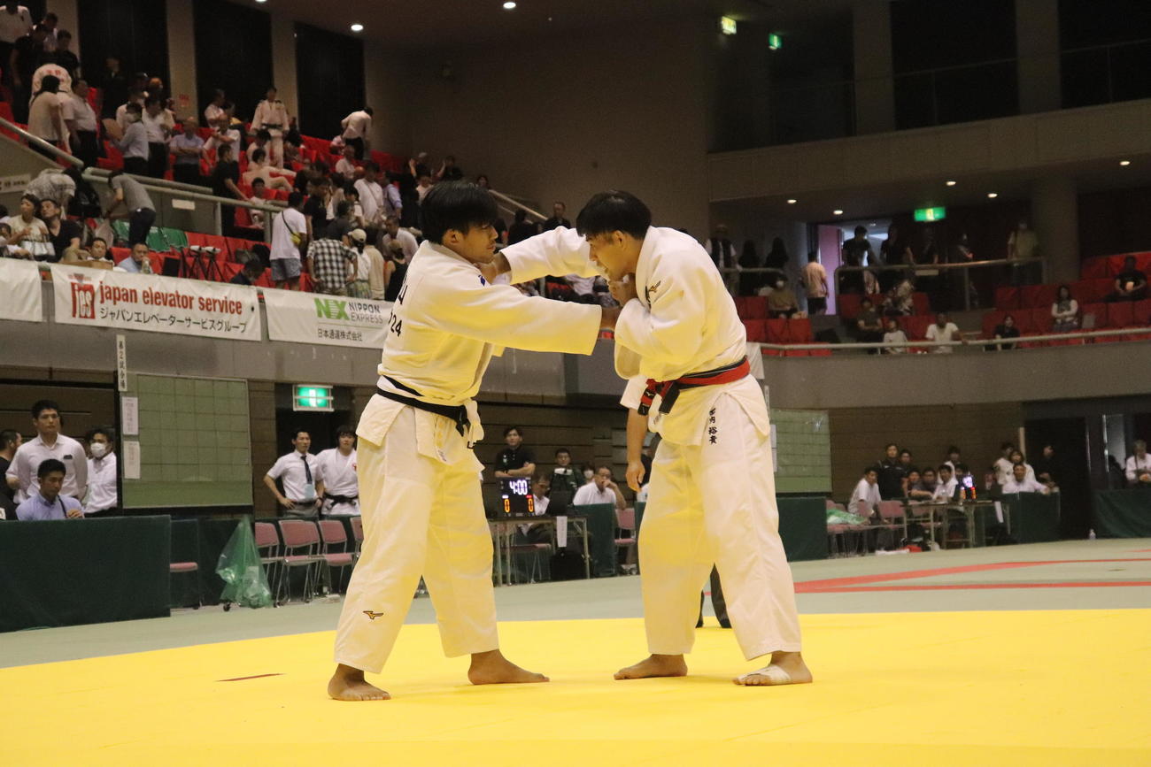 男子100キロ級の決勝に出場した増山香補（左）と石内裕貴（右）（撮影・竹本穂乃加）