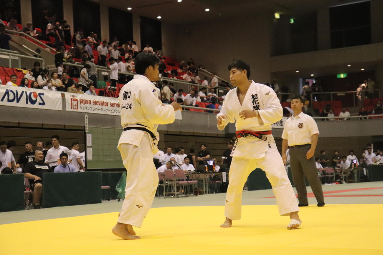 男子100キロ級の決勝に出場した増山香補（左）と石内裕貴（右）（撮影・竹本穂乃加）