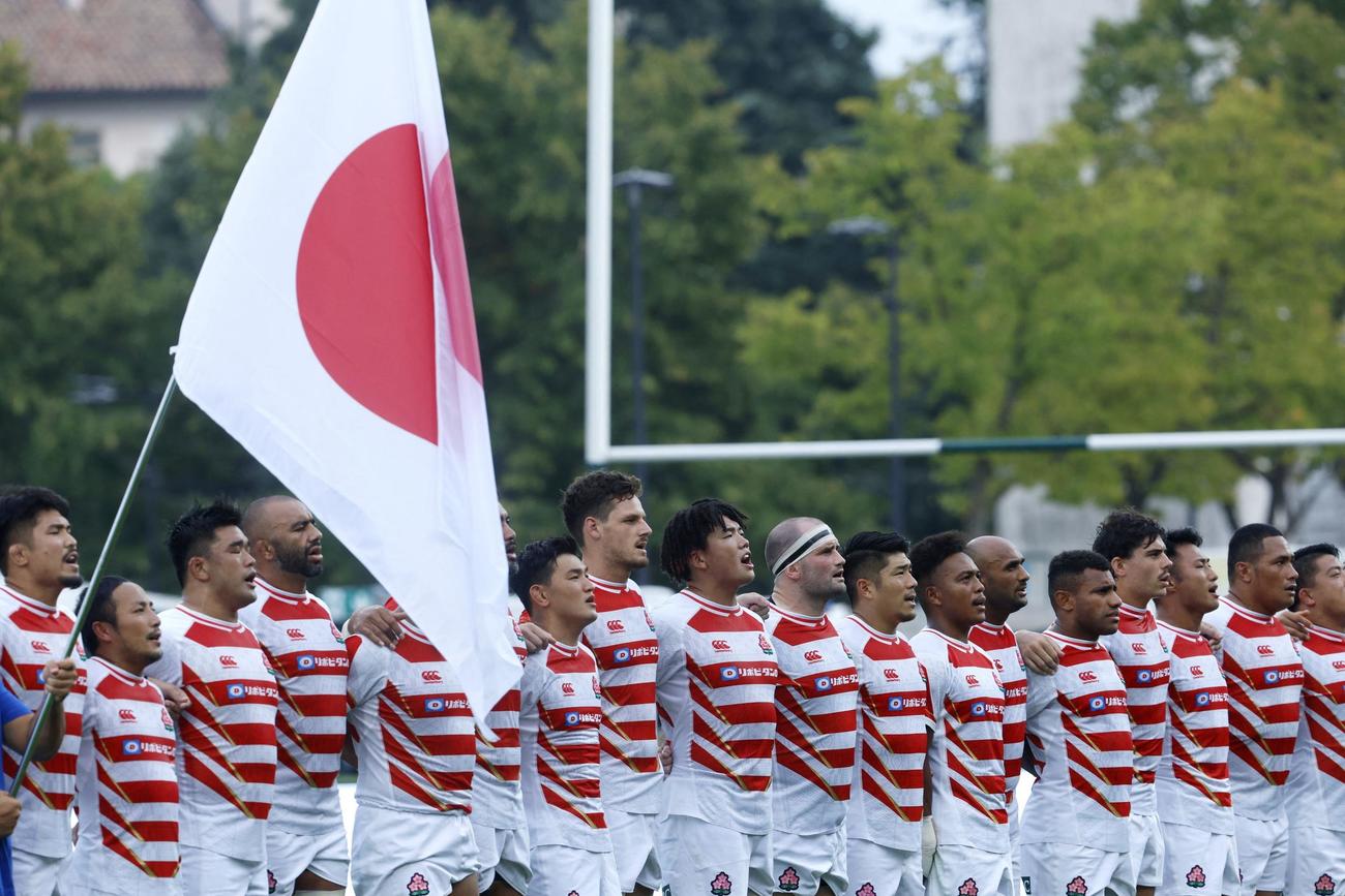 試合前に整列する日本代表選手ら（ロイター）