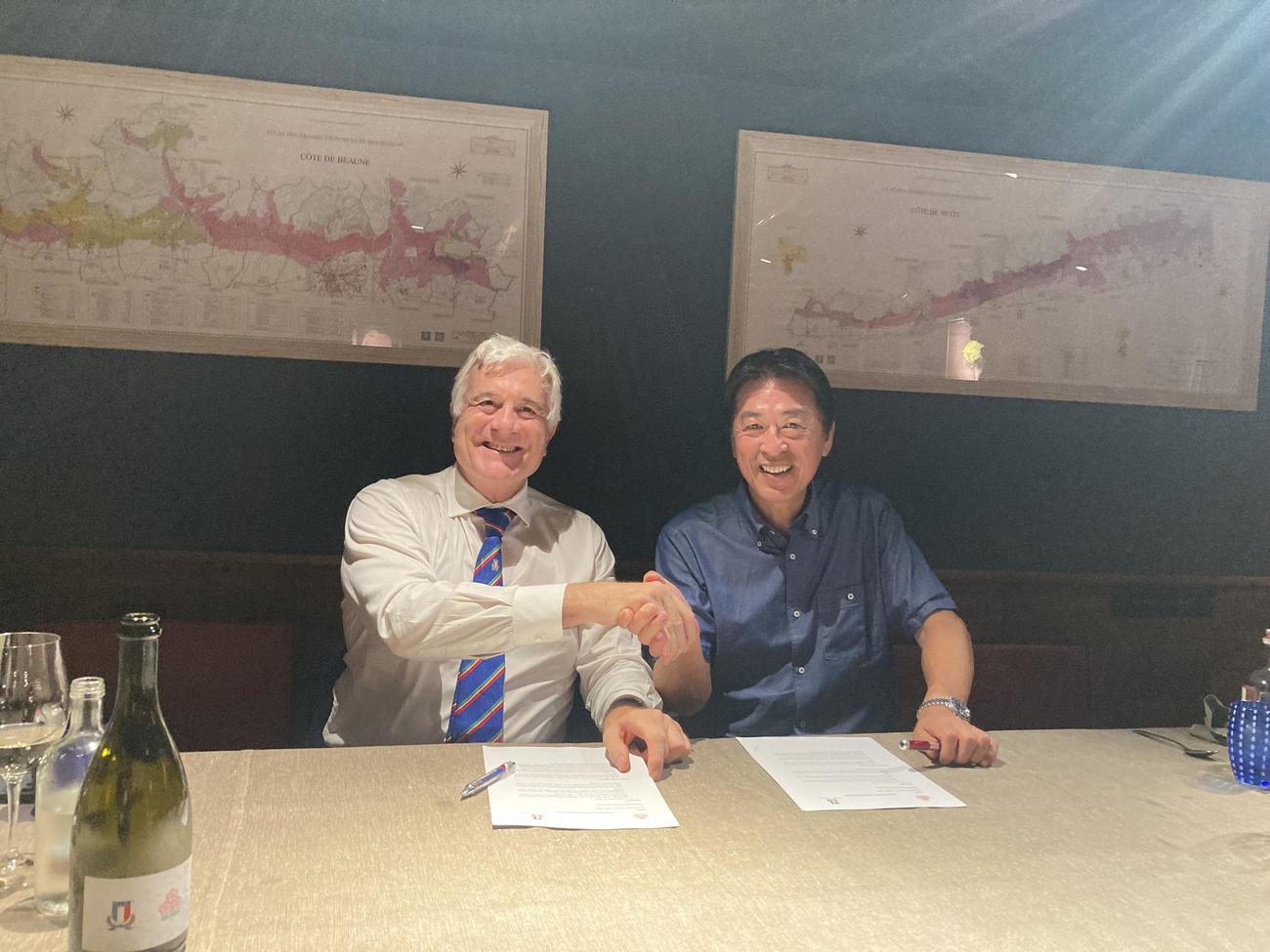 イタリア協会との覚書を締結した日本協会の土田雅人会長（右）（C）JRFU