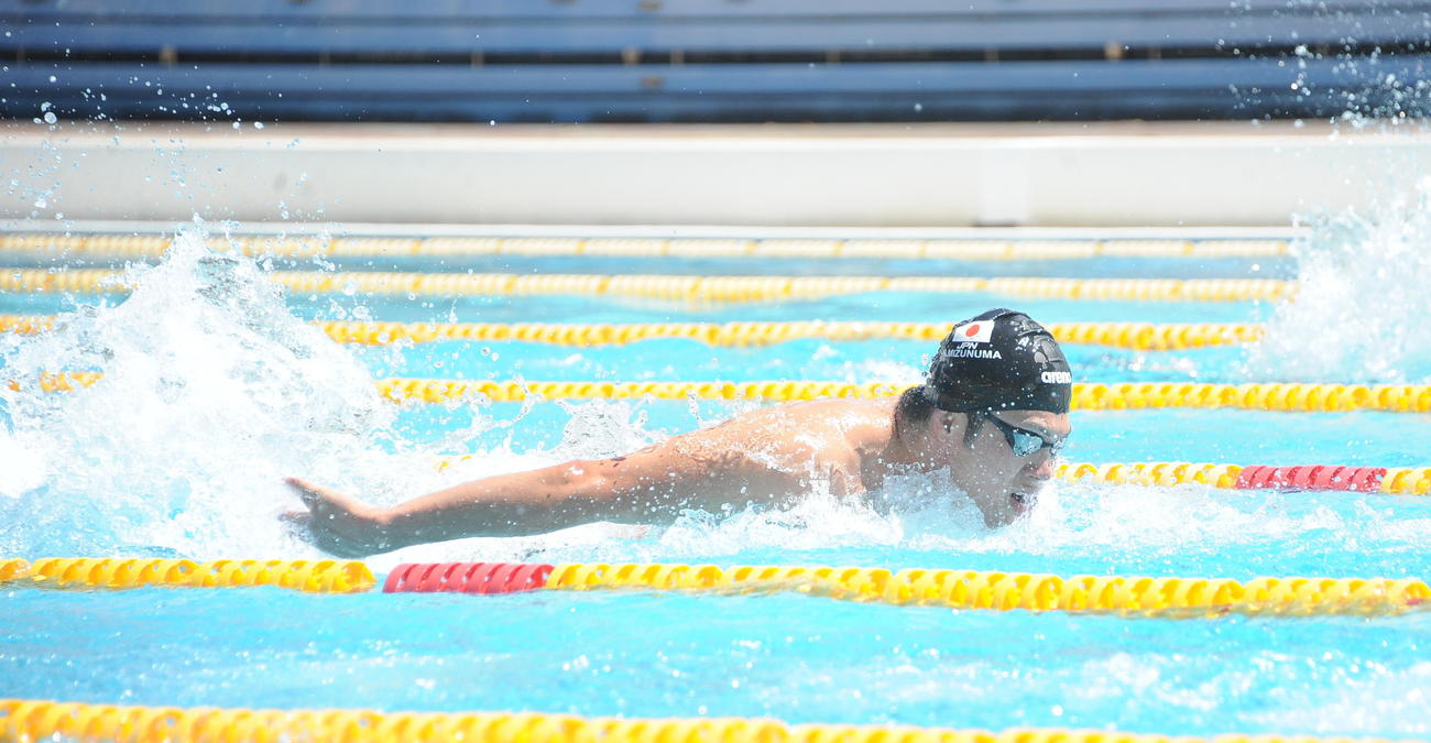 小学生スイマーとの特別レースに参加する水沼