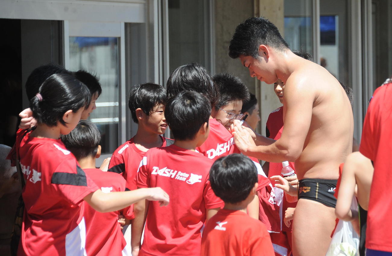 小学生スイマーからサイン攻めにあう水沼