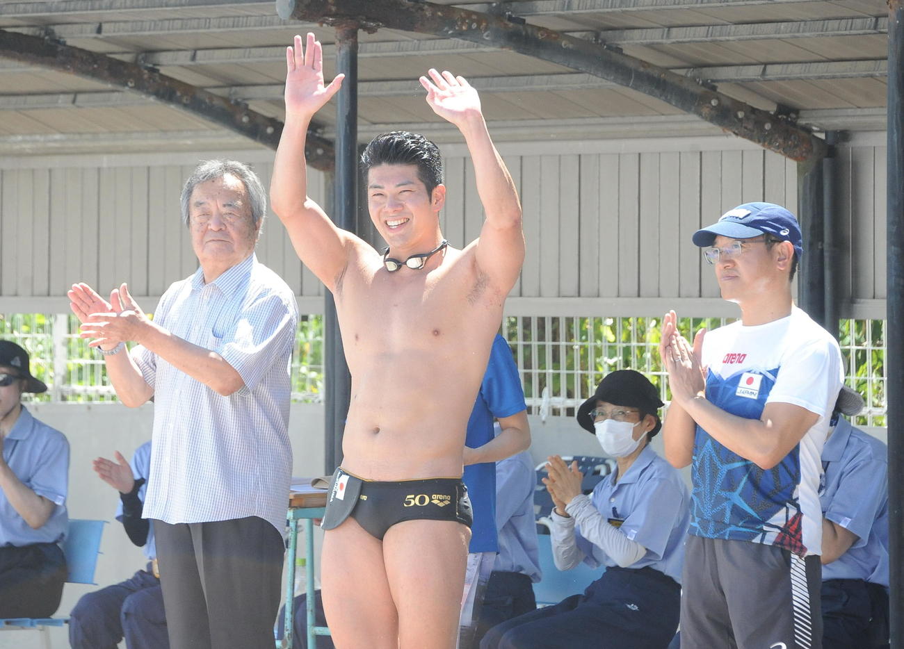 アジア大会激励会でスタンドに向かって手を振る水沼（中央）