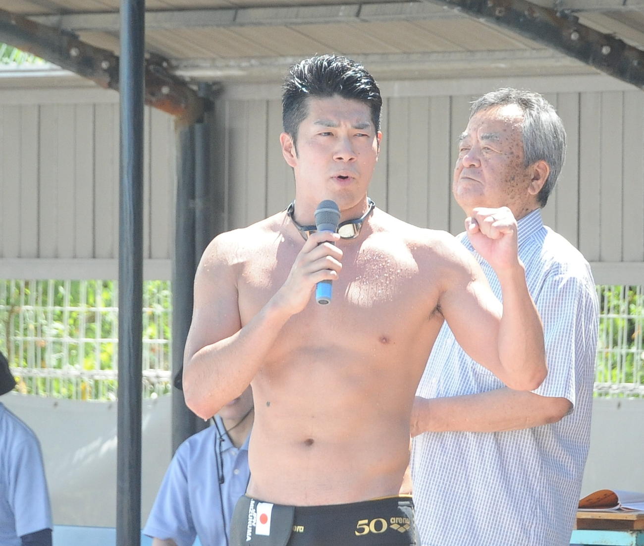 アジア大会に向けた激励会で決意を述べる水沼（左）