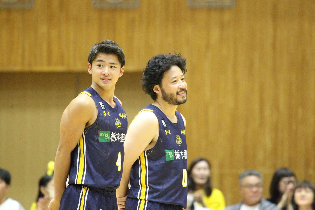 ファンイベントに参加した新加入の四家魁人（左）と田臥勇太（撮影・沢田啓太郎＝2023／08／27）