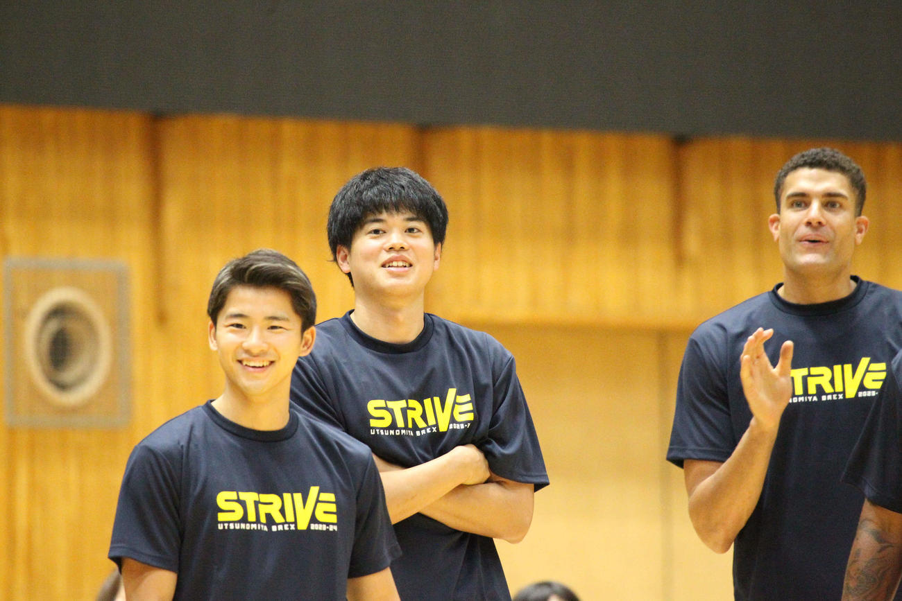 ファンイベントで行われたフリースロー合戦を見守る新加入の村岸航（中）四家魁人（左）エドワーズ（右）（撮影・沢田啓太郎）