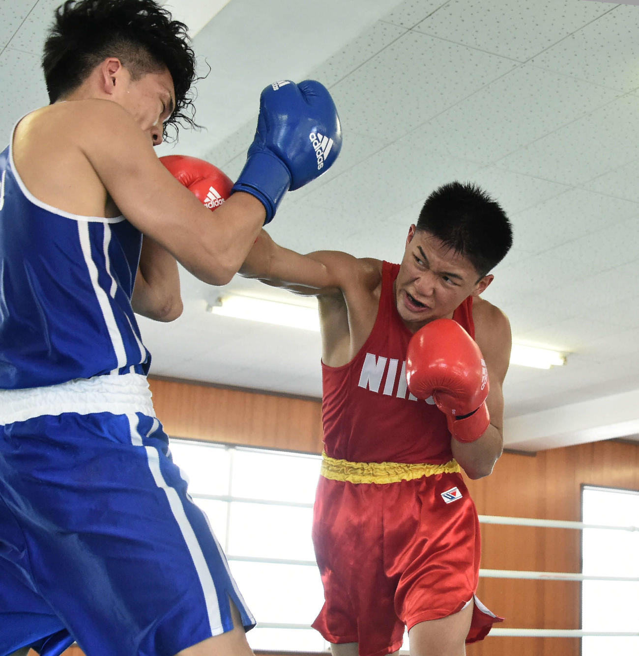 右ストレートをヒットさせる井上