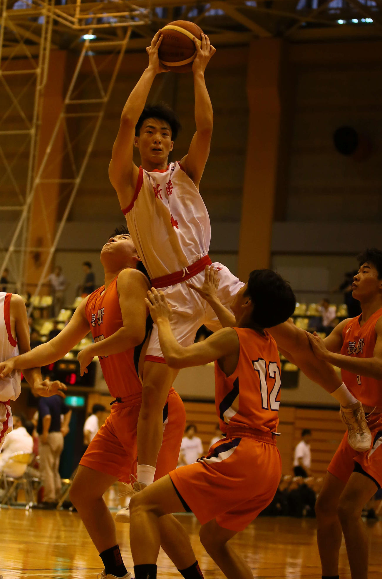 【少年男子】新潟対長野　体勢を崩しながらオフェンスリバウンドを奪う新潟・千保主将