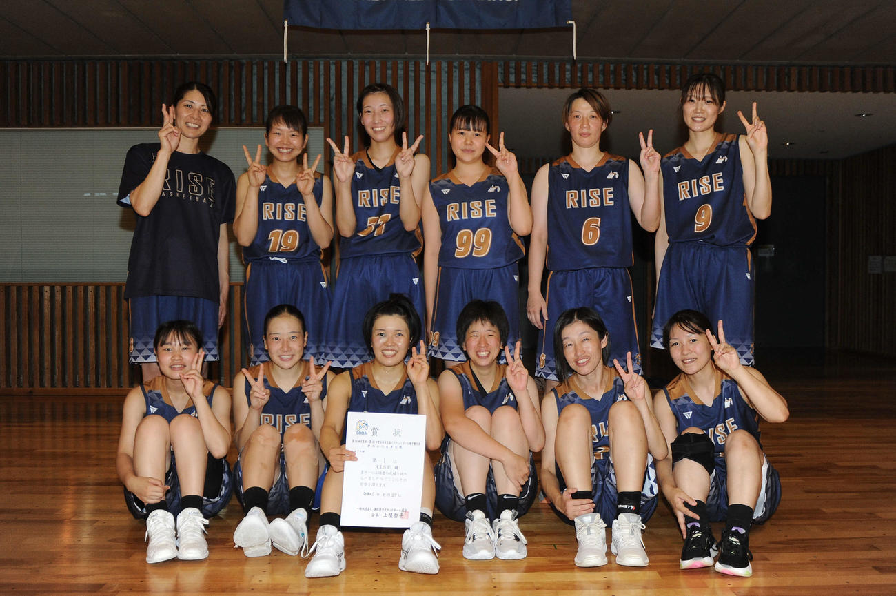 Vサインで優勝を喜ぶRISEの選手ら