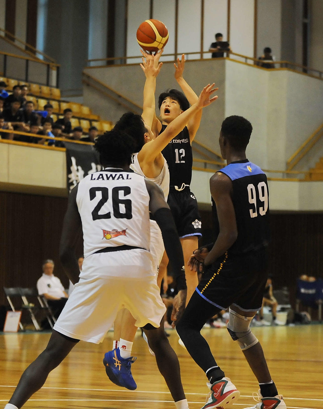 3点シュートを狙う藤枝明誠高の赤間（中央奥）