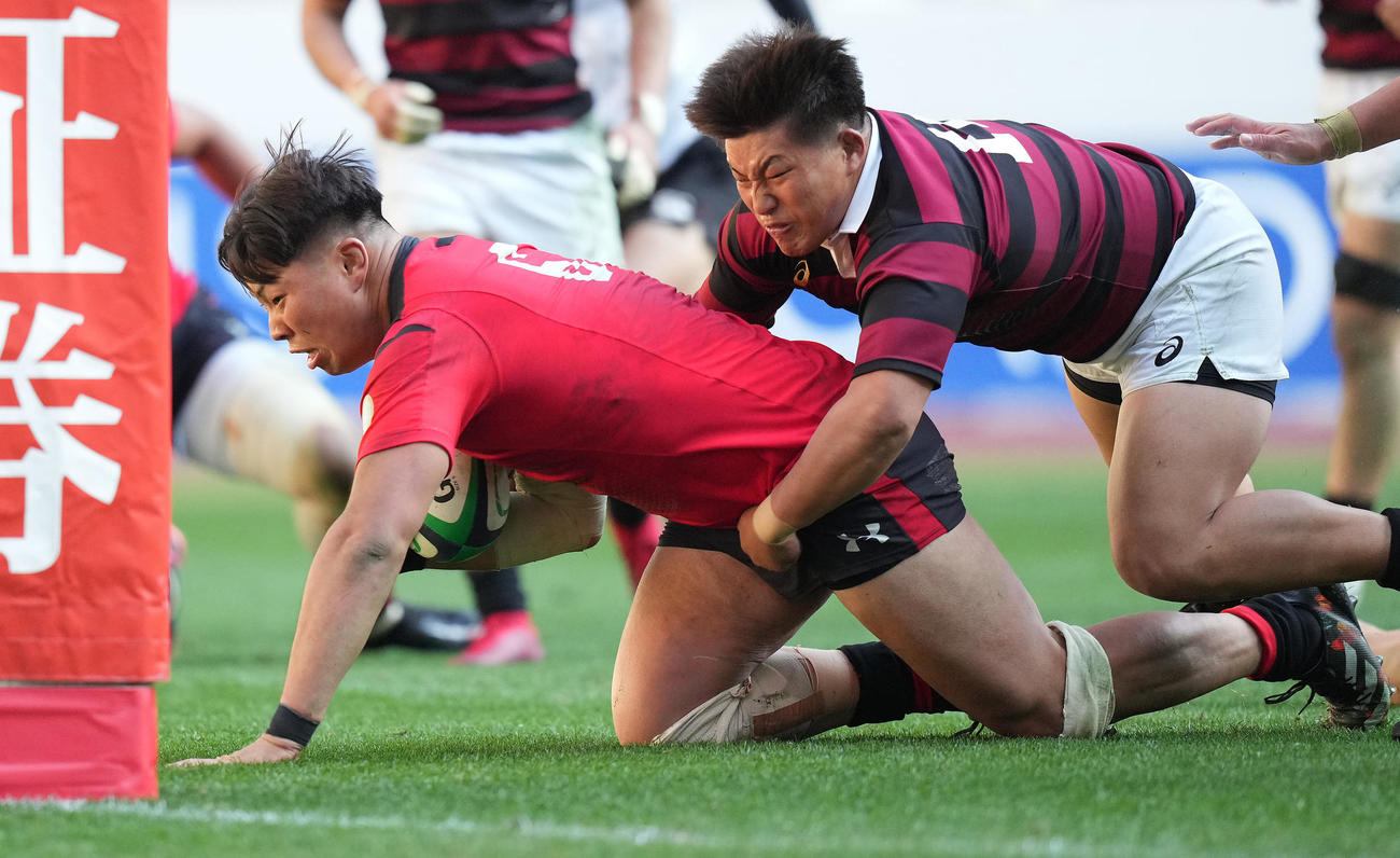 帝京大対早大　後半、タックルされながらもトライを決める帝京大フランカー青木（左）（2023年1月8日撮影）