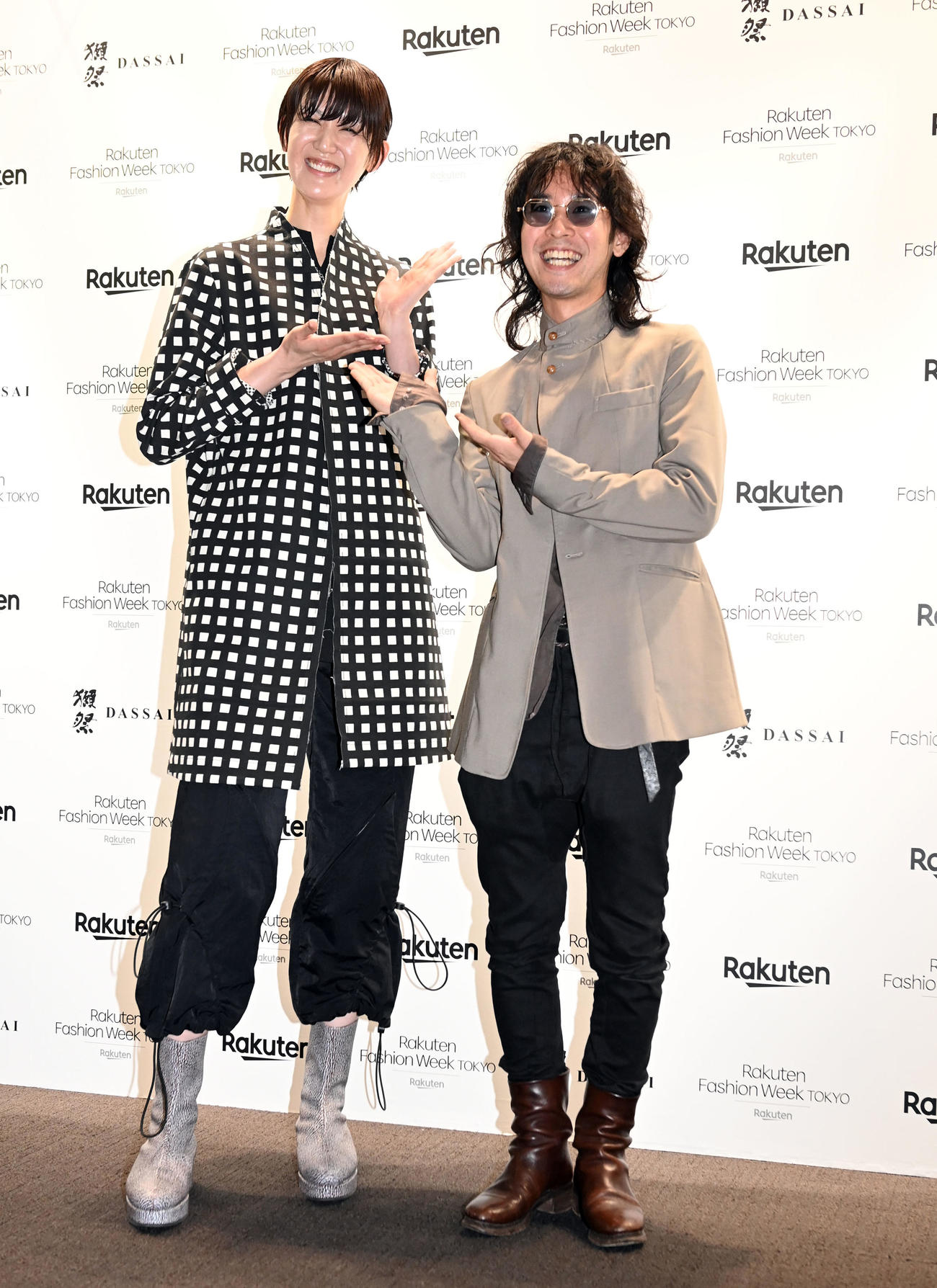 デザイナーのループ志村氏（右）と笑顔を見せる栗原恵さん（撮影・たえ見朱実）
