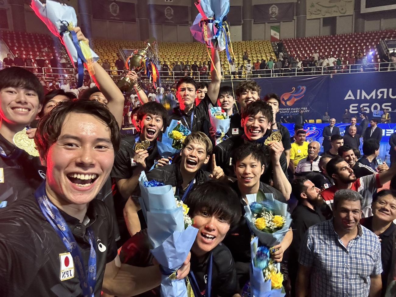 優勝を喜ぶ選手たち（C）JVA