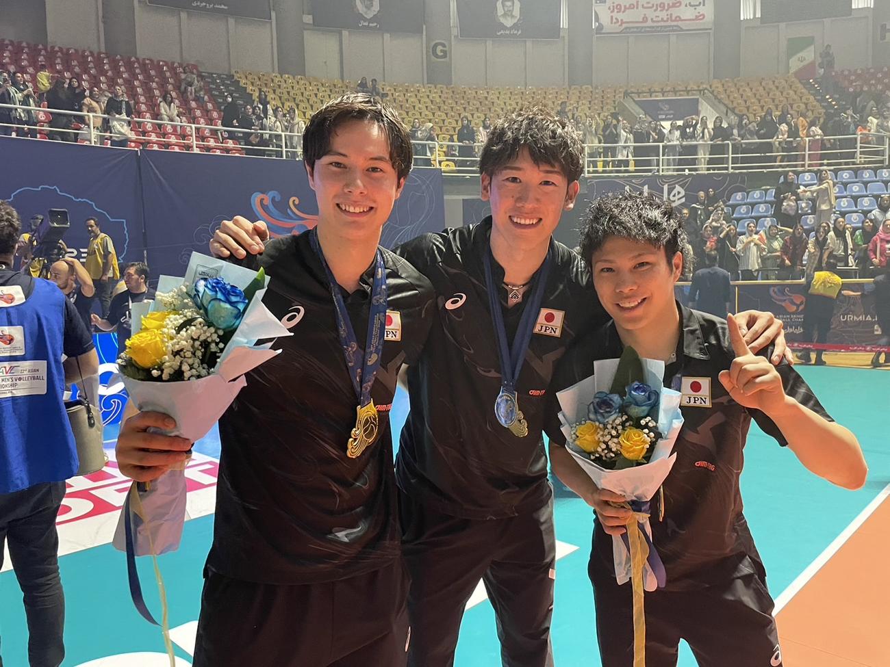 優勝を喜ぶ、左から高橋藍、石川、山本智（C）JVA