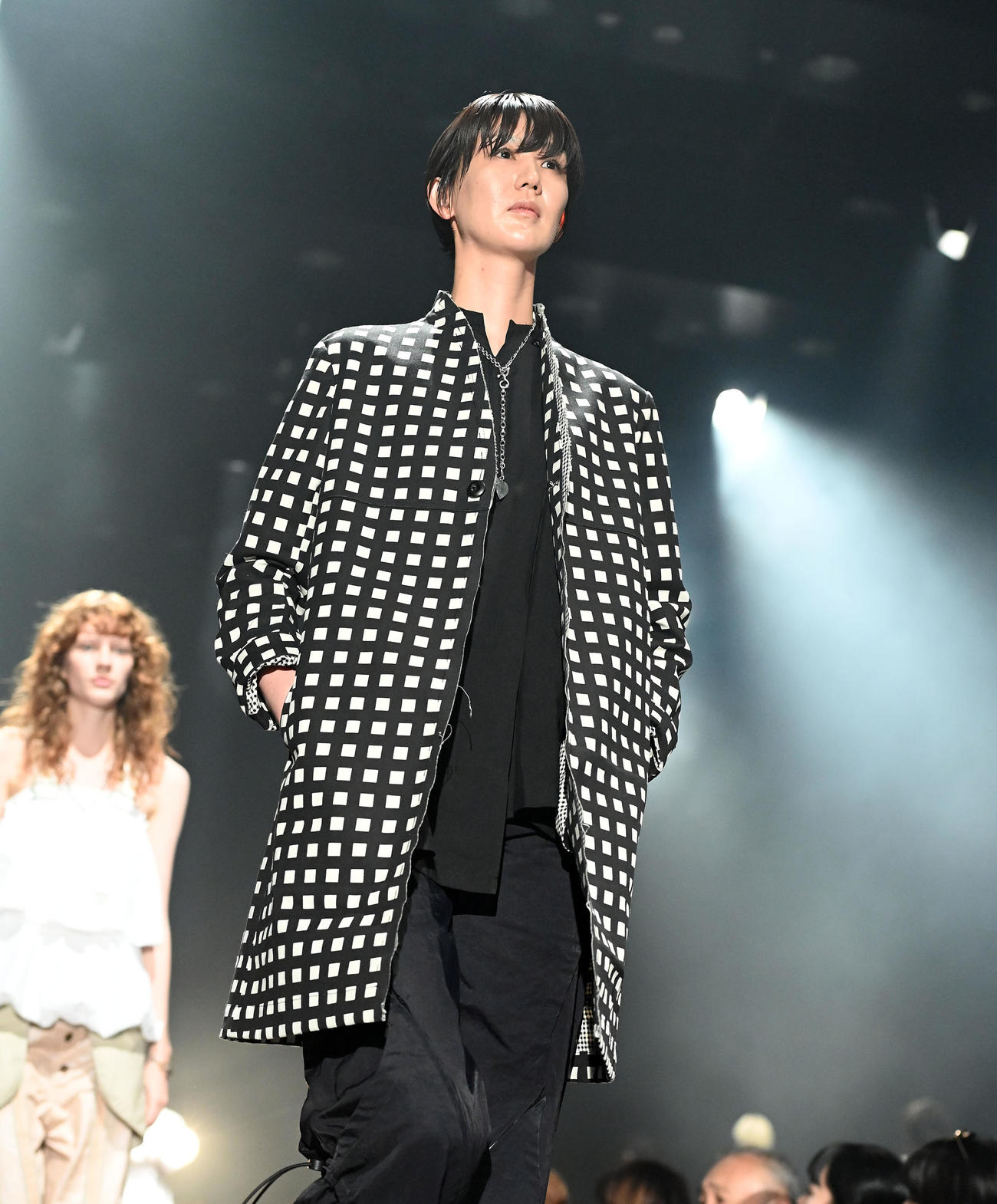 28日、無事にモデルデビューを果たし、ショーのエンディングに登場した栗原恵さん（撮影・たえ見朱実）