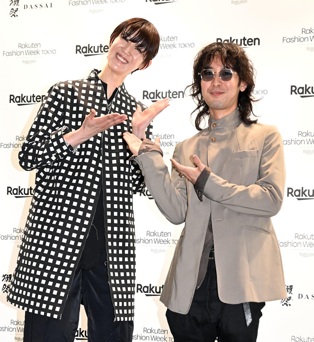 28日、デザイナーのループ志村氏（右）と笑顔を見せる栗原恵さん（撮影・たえ見朱実）