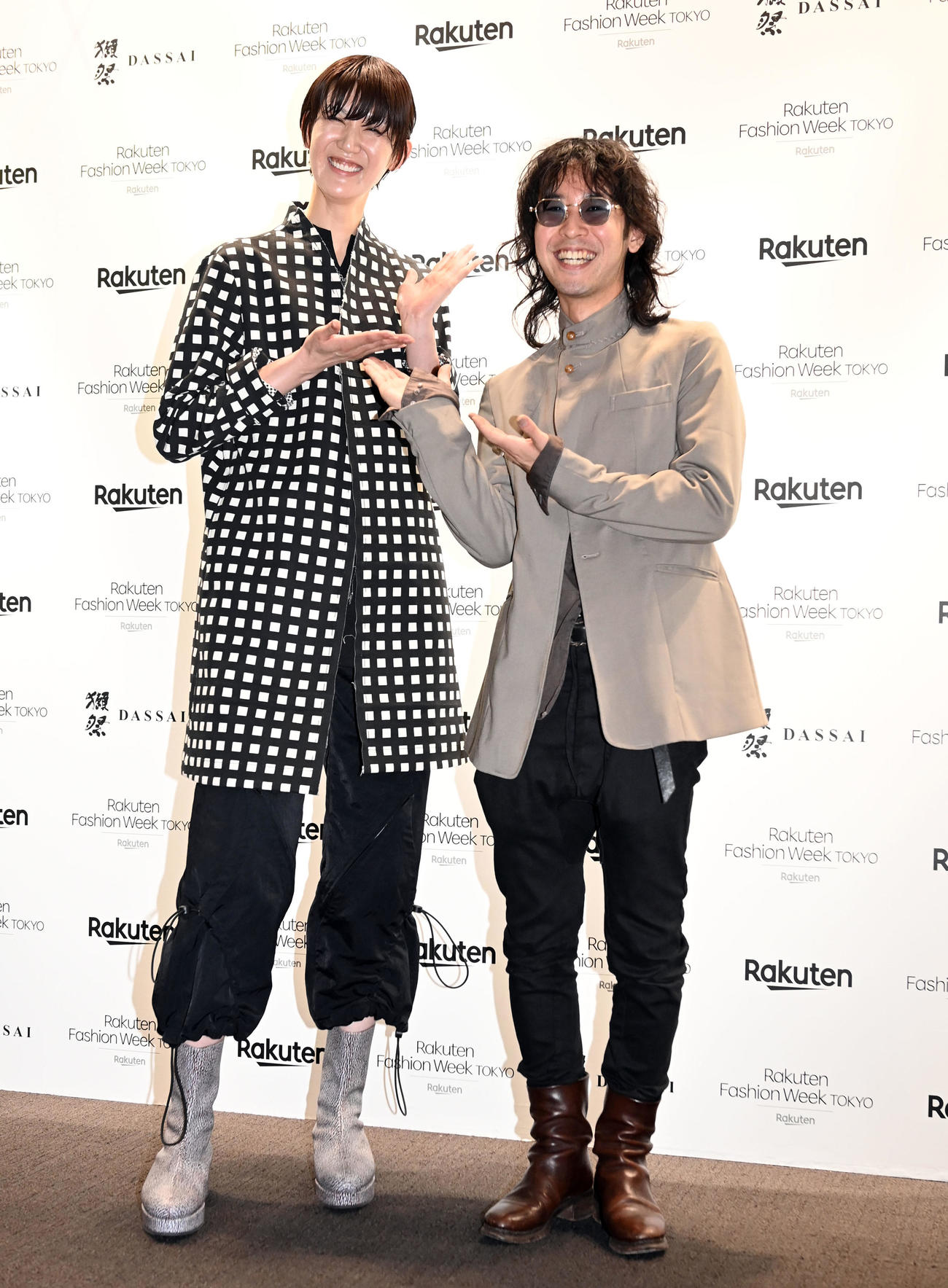 28日、デザイナーのループ志村氏（右）と笑顔を見せる栗原恵さん（撮影・たえ見朱実）