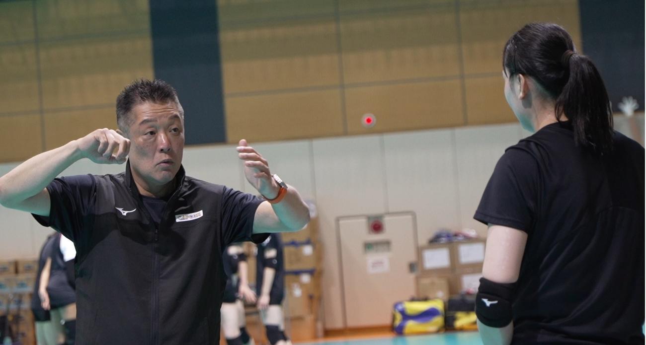 選手に指導する真鍋監督（左）コピーライトJVA