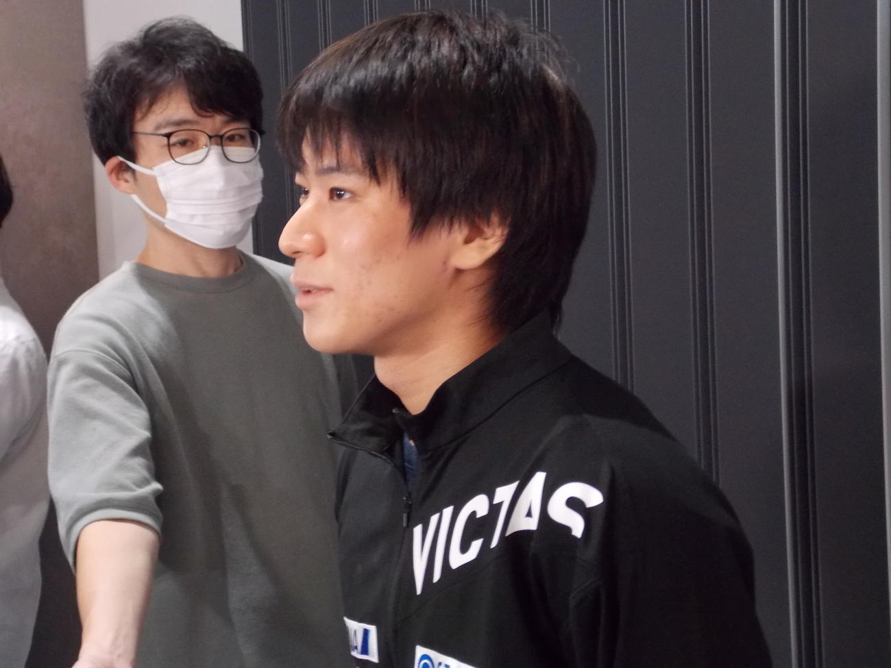アジア選手権への出発前に成田空港で思いを語る戸上隼輔（撮影・松本航）