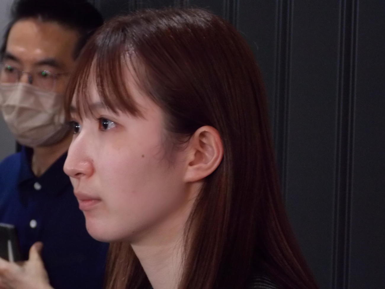 アジア選手権への出発前に成田空港で思いを語る早田ひな（撮影・松本航）