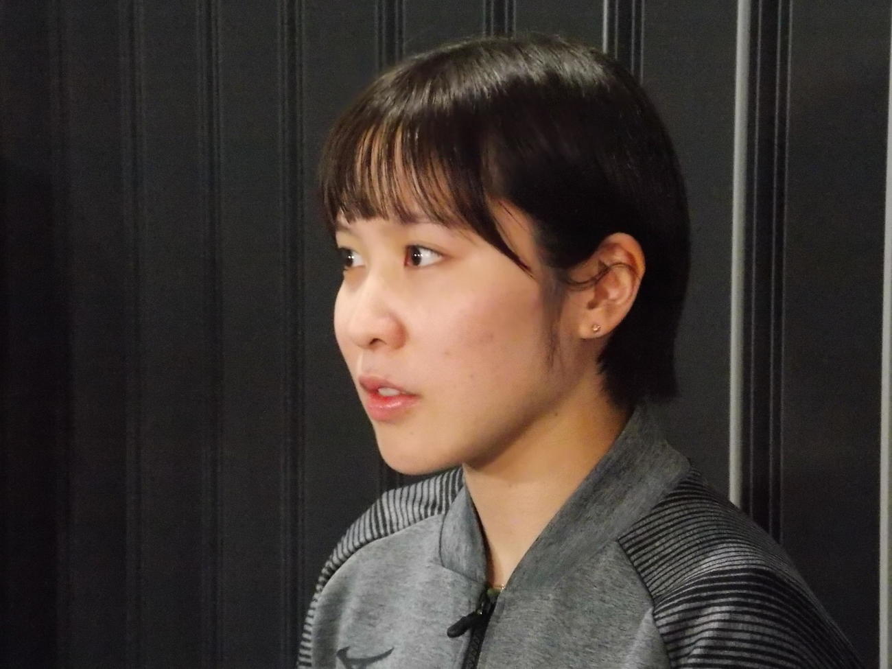 アジア選手権への出発前に成田空港で思いを語る平野美宇（撮影・松本航）