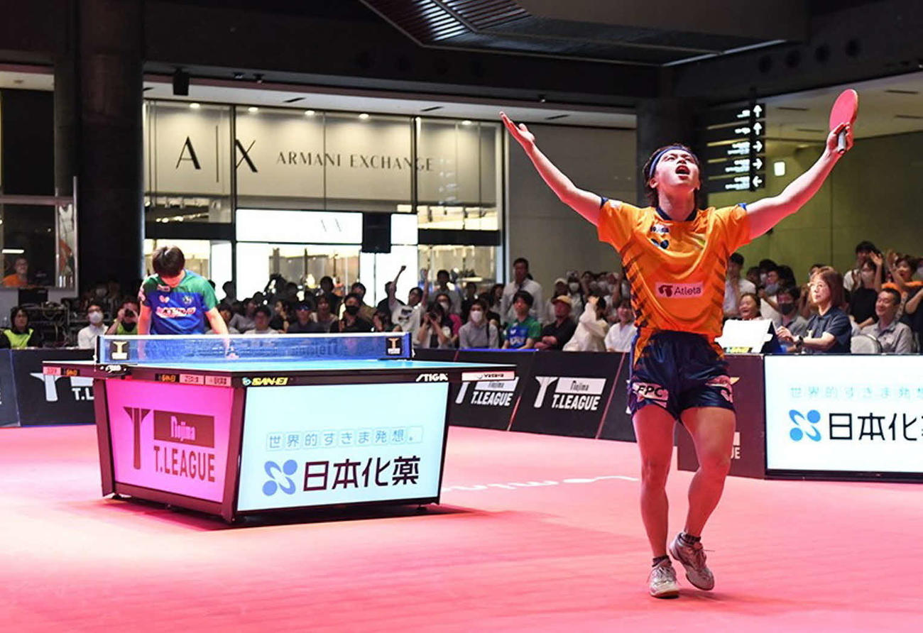 第6戦の対東京シングルス戦に勝利し、両手を突き上げる静岡ジェードの森薗（C）T．LEAGUE／アフロスポーツ）