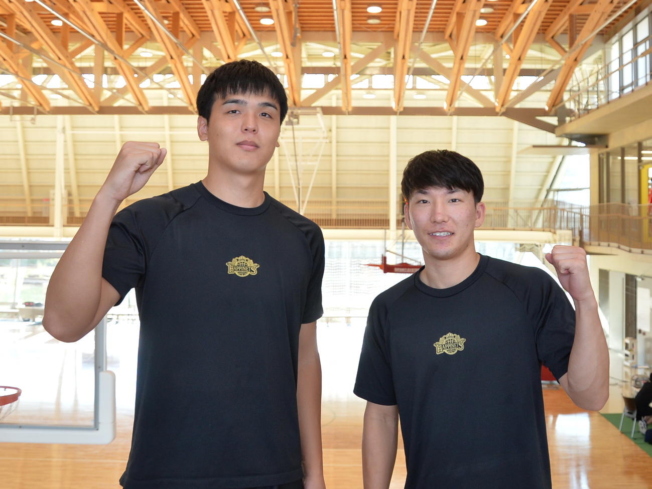 SG／SF赤穂（左）とともに新シーズンへ意気込む、秋田PG熊谷