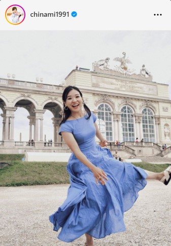 イタリアの宮殿をバックに青のワンピース姿で笑顔を見せる吉田知那美（吉田知那美のインスタグラムから）