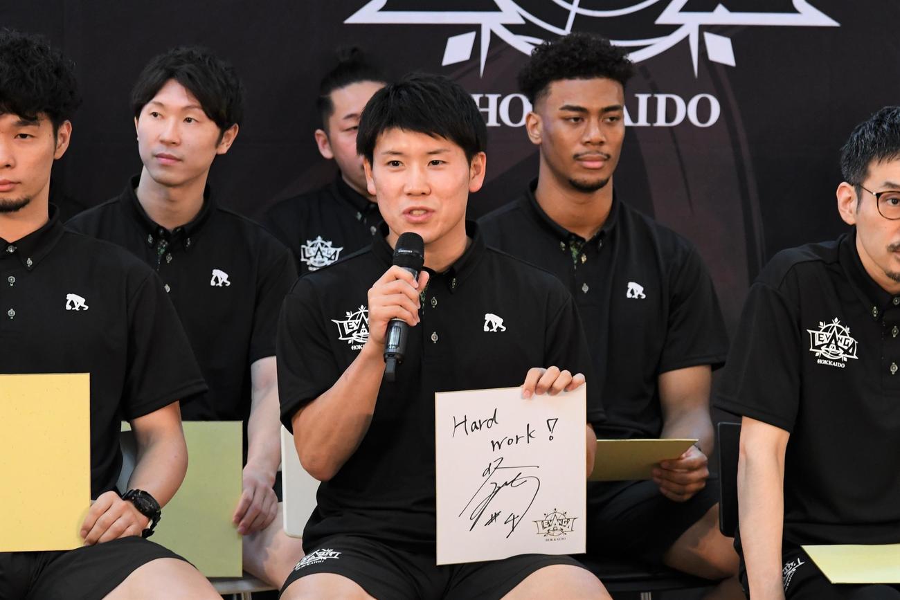 来季の目標「Hard work！」と記した色紙を手に意気込みを語るレバンガ北海道の寺園主将（撮影・石井翔太）