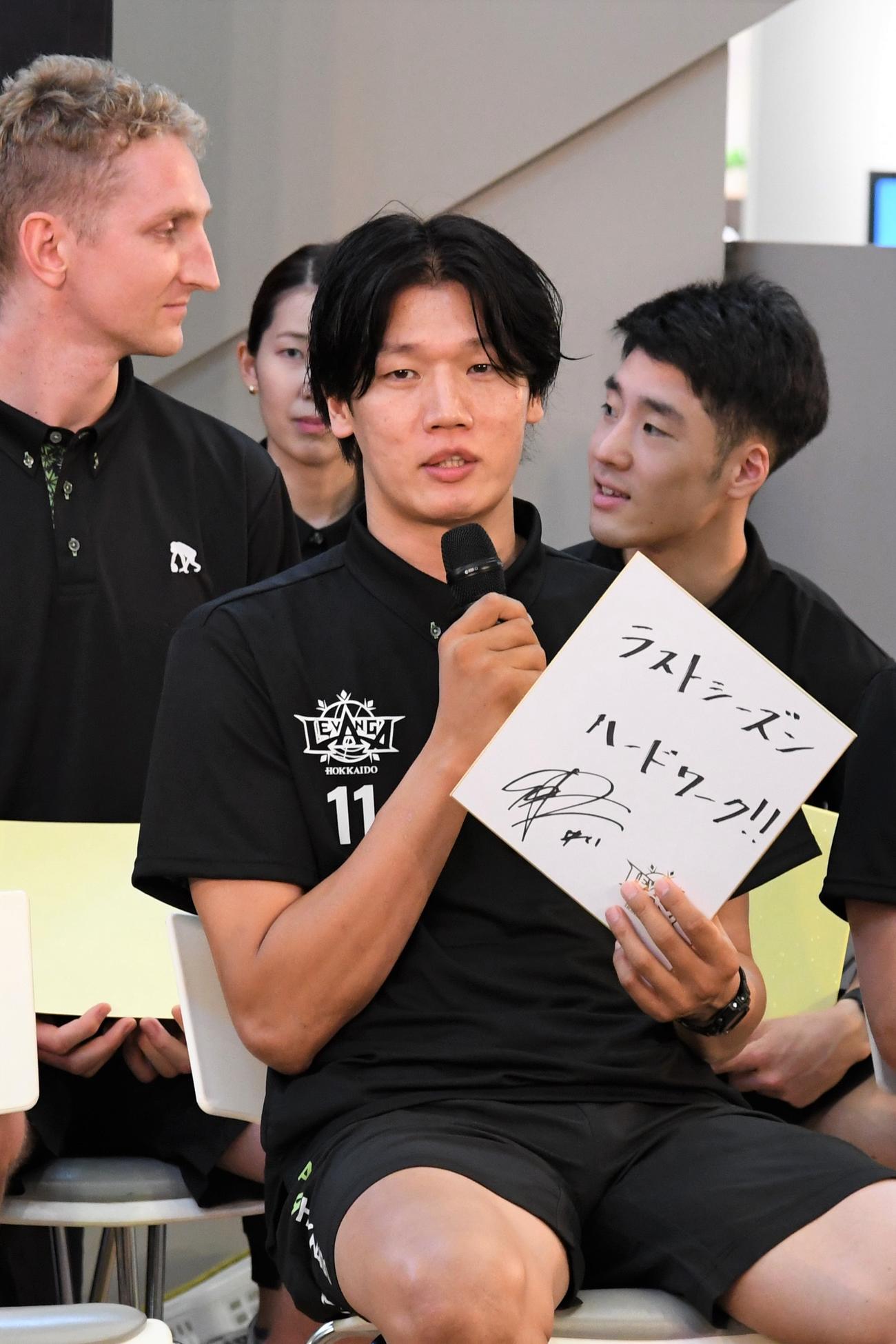 ラストシーズンとなる来季に向けた意気込みを語るレバンガ北海道の桜井（撮影・石井翔太）