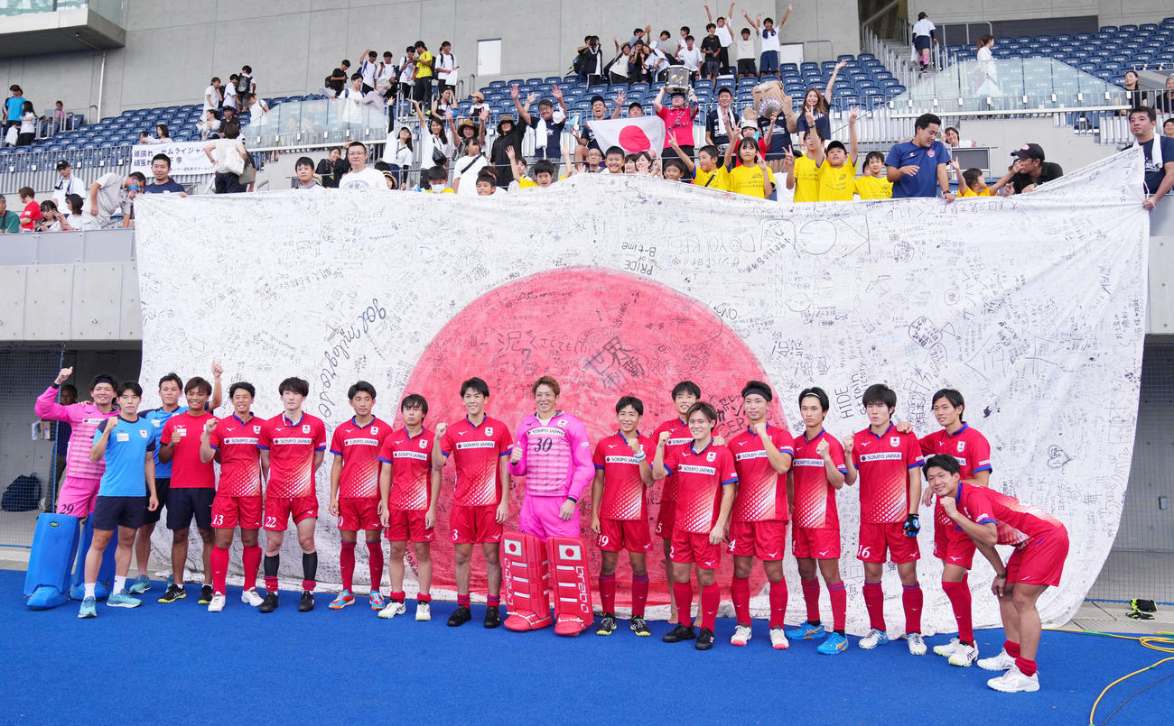 サムライジャパン対カナダ　カナダに勝利し笑顔を見せるサムライジャパンの選手たち（撮影・横山健太）