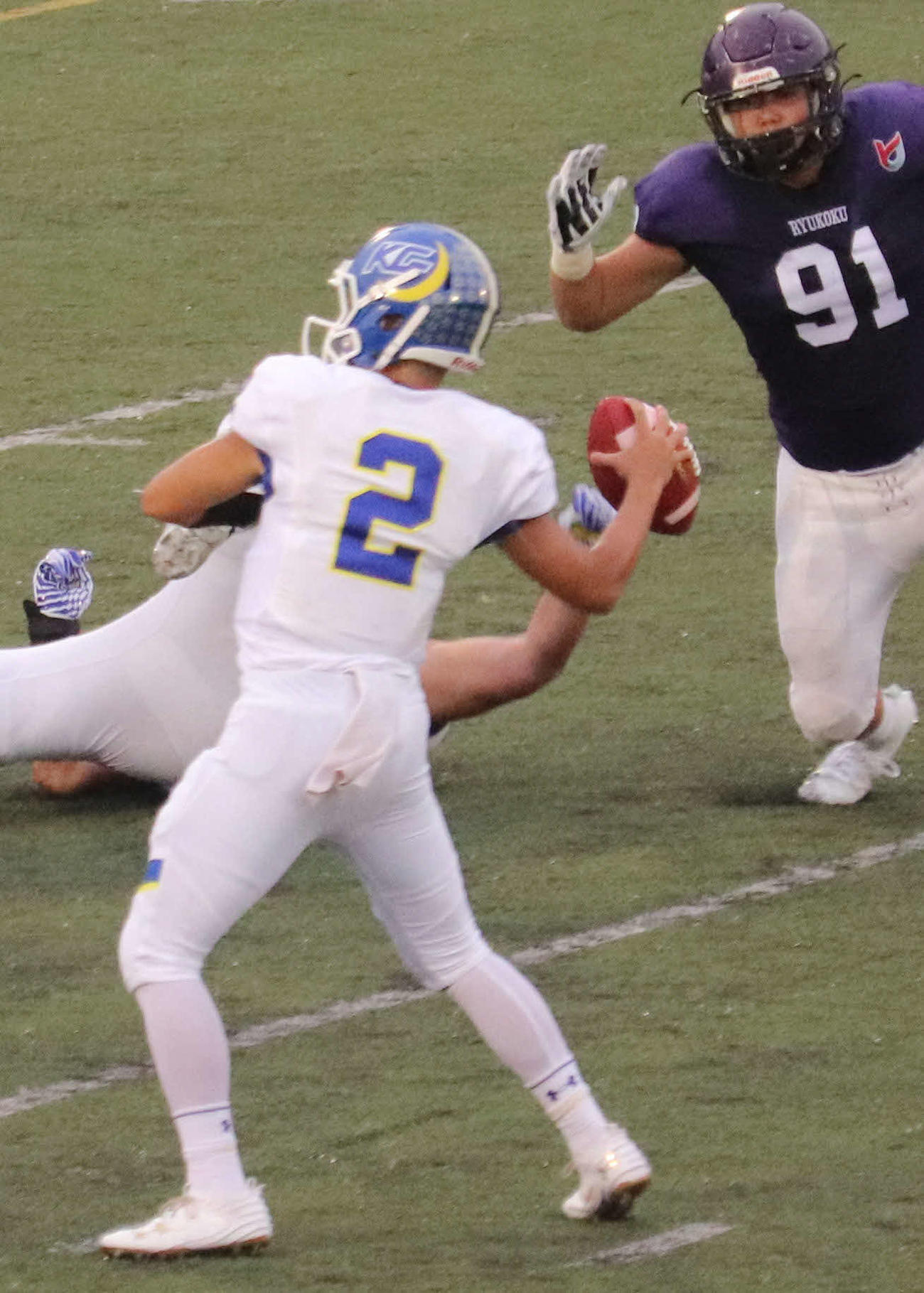 パスを投じる関学大QB星野秀太