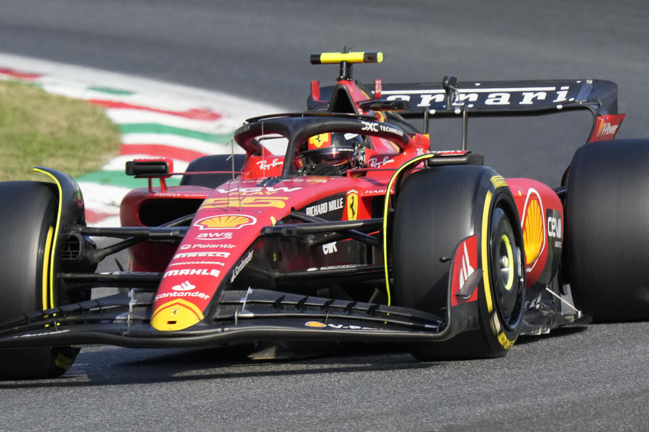 ポールポジションを獲得したフェラーリのカルロス・サインツ（AP）