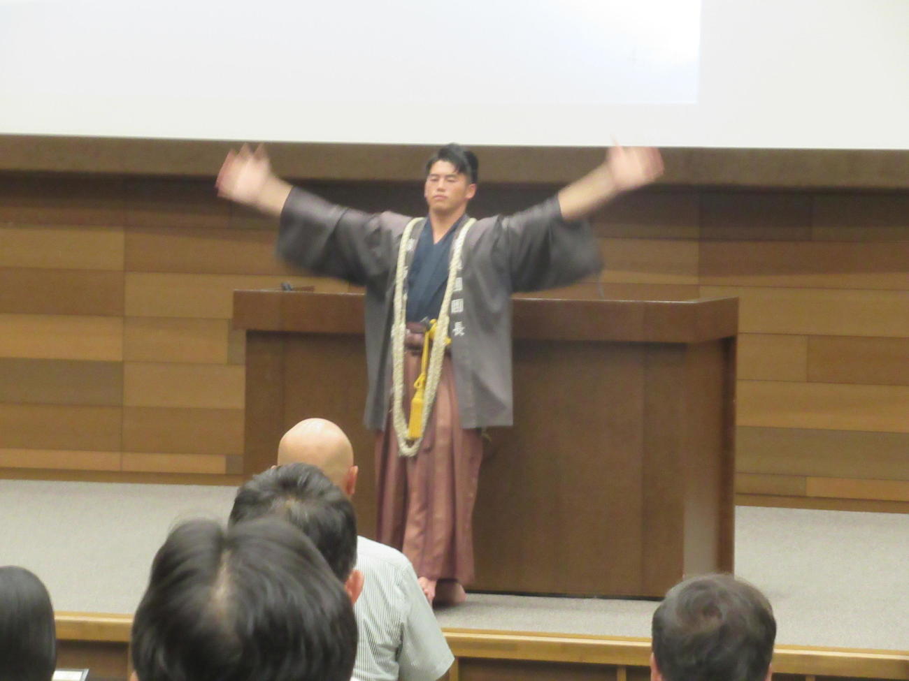 関西大ラグビー部100周年記念式典で学歌を主導する応援団長の河口さん（撮影・実藤健一）